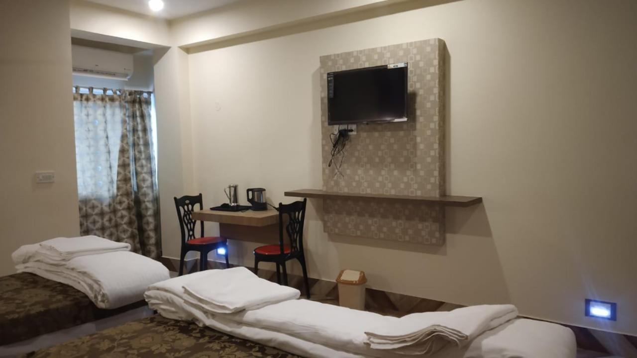 Hotel Shreesh Sitapur Bagian luar foto