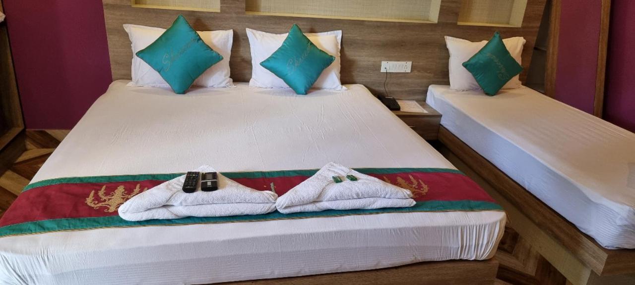 Hotel Shreesh Sitapur Bagian luar foto