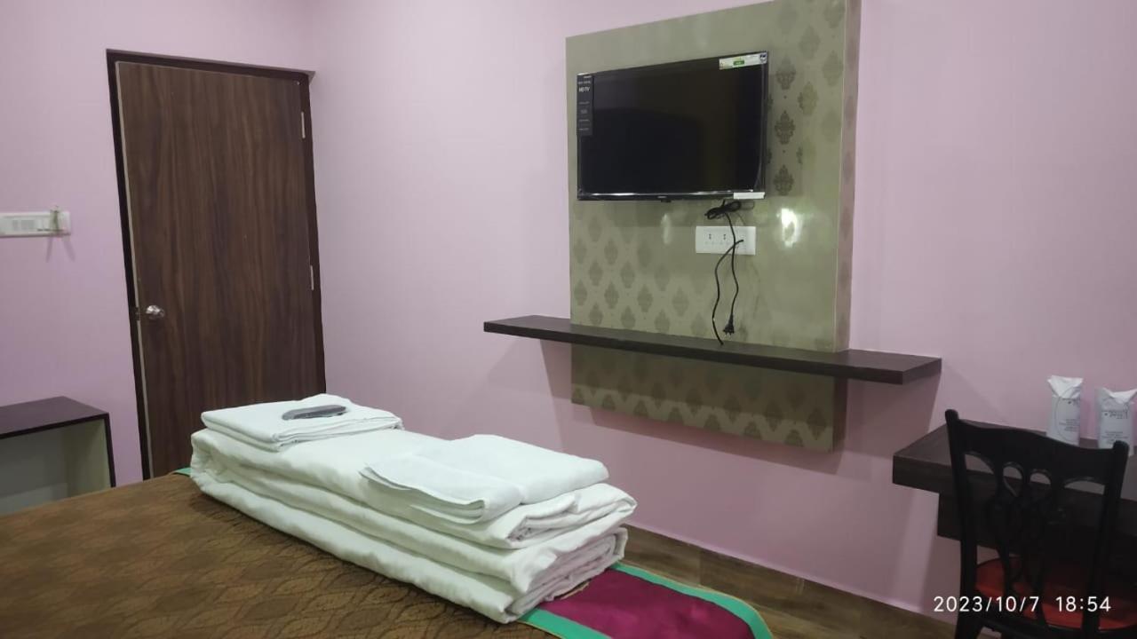 Hotel Shreesh Sitapur Bagian luar foto